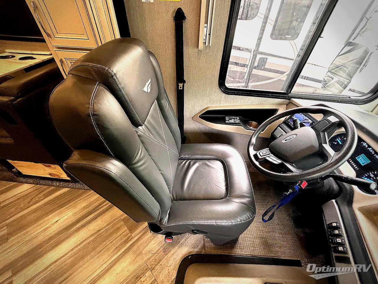 2022 Fleetwood Bounder 33C Photo 5