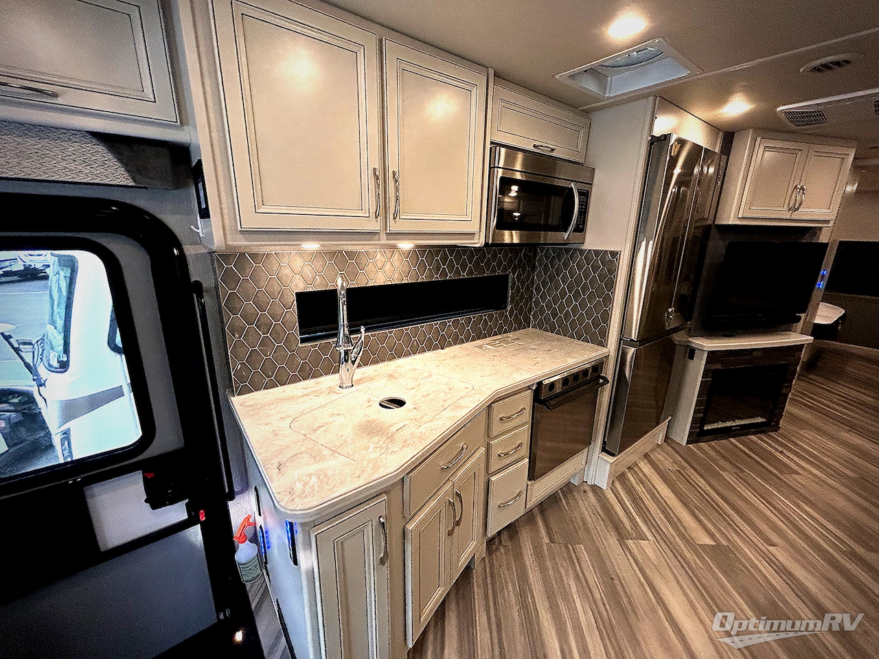 2022 Fleetwood Bounder 33C Photo 8