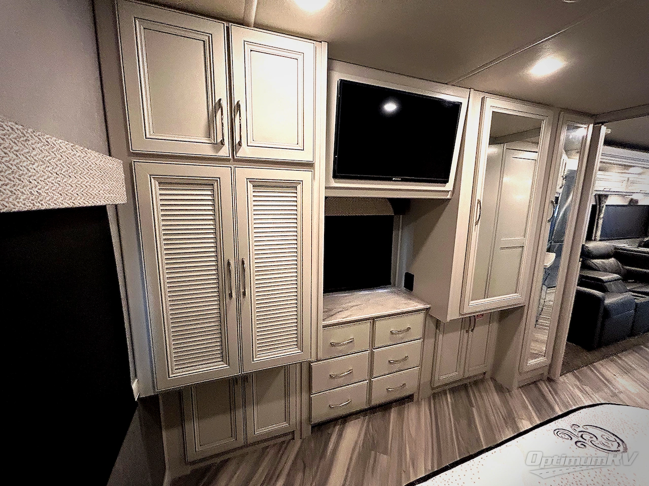 2022 Fleetwood Bounder 33C Photo 16