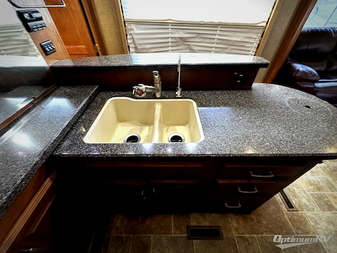 2014 Thor Challenger 37GT RV Photo 3