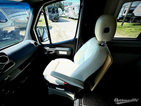 2020 Winnebago Boldt 70 KL RV Photo 3