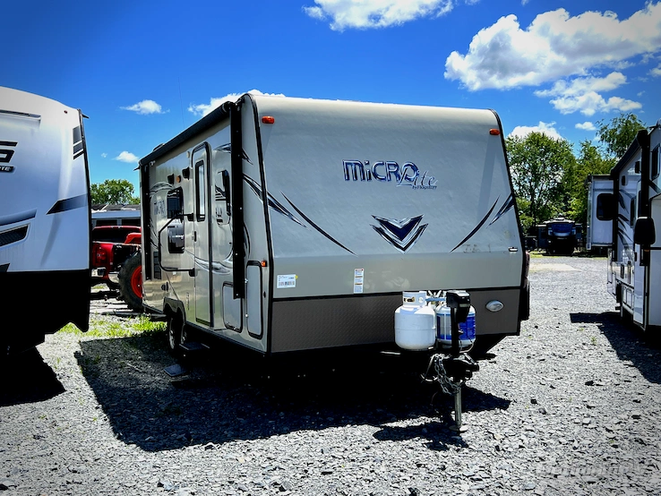 2018 Forest River Flagstaff Micro Lite 23LB RV Photo 1