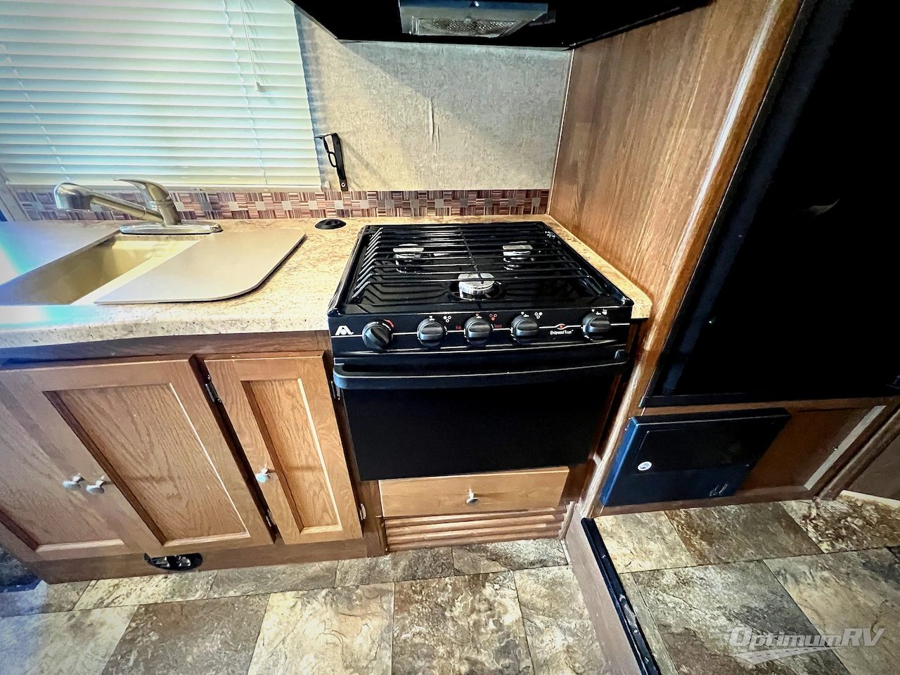 2017 Coachmen Leprechaun 240FS Ford 450 Photo 12