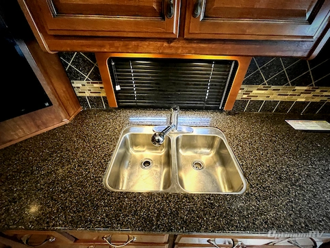 2014 Fleetwood Expedition 38B RV Photo 2