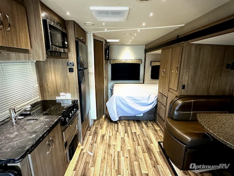 2017 Dynamax isata 3 24FW RV Photo 2