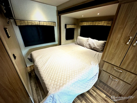 2017 Dynamax isata 3 24FW RV Photo 3