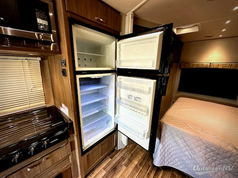 2017 Dynamax isata 3 24FW RV Photo 4