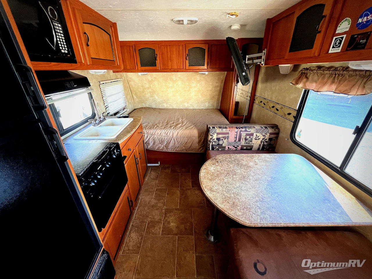 2011 Coachmen Freedom Express LTZ 170RB Photo 2