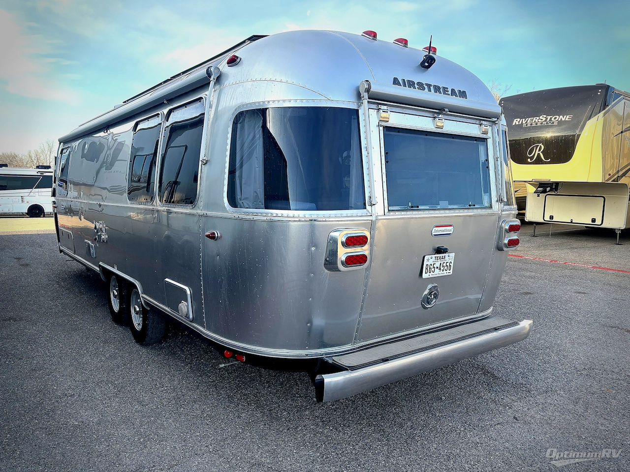 2023 Airstream International 27FB Photo 3