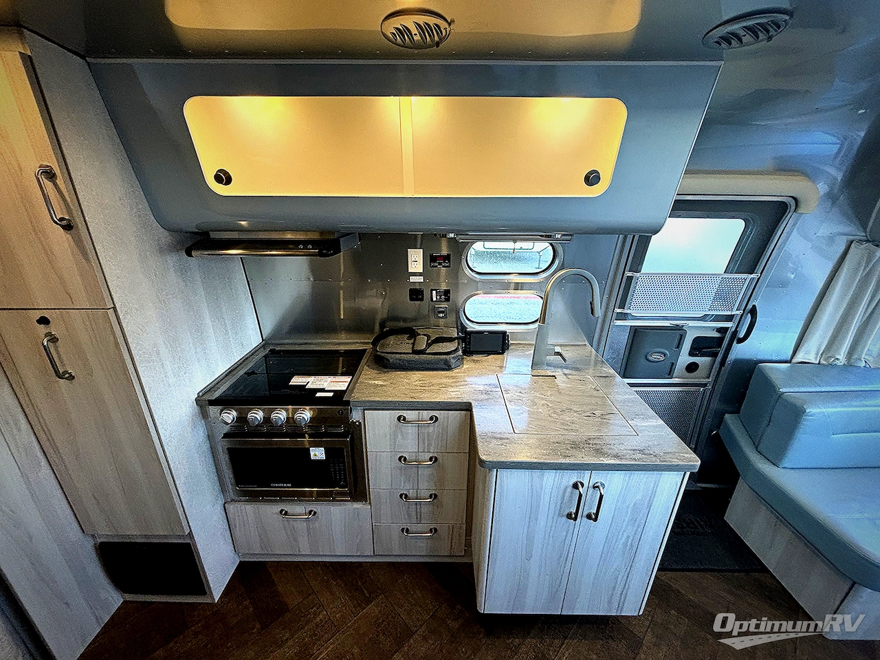 2023 Airstream International 27FB Photo 6