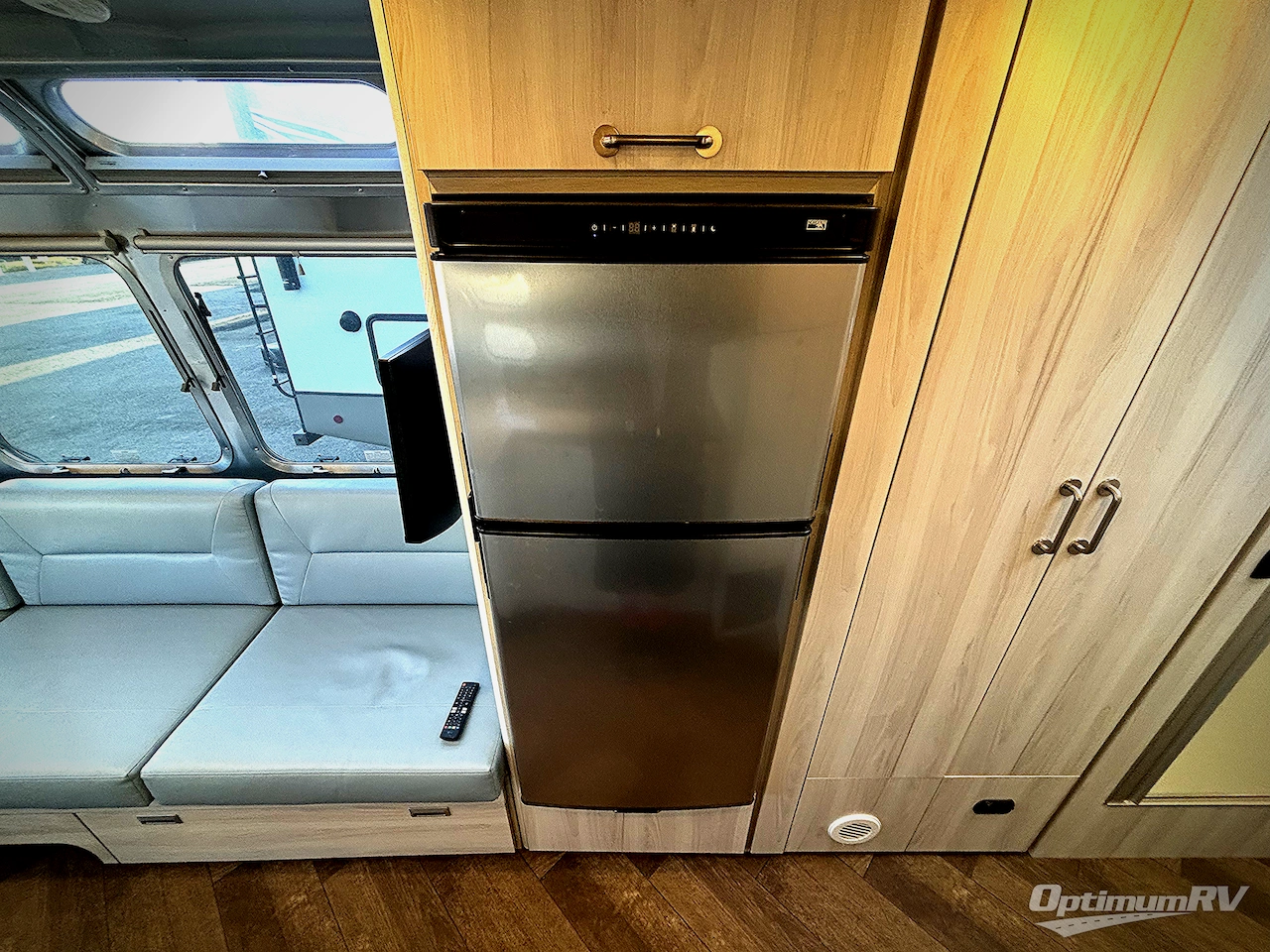 2023 Airstream International 27FB Photo 8