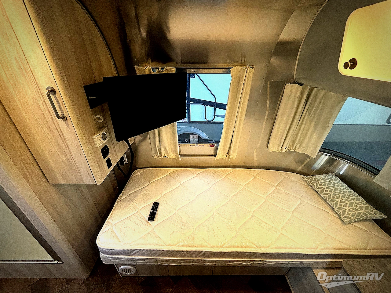 2023 Airstream International 27FB Photo 10