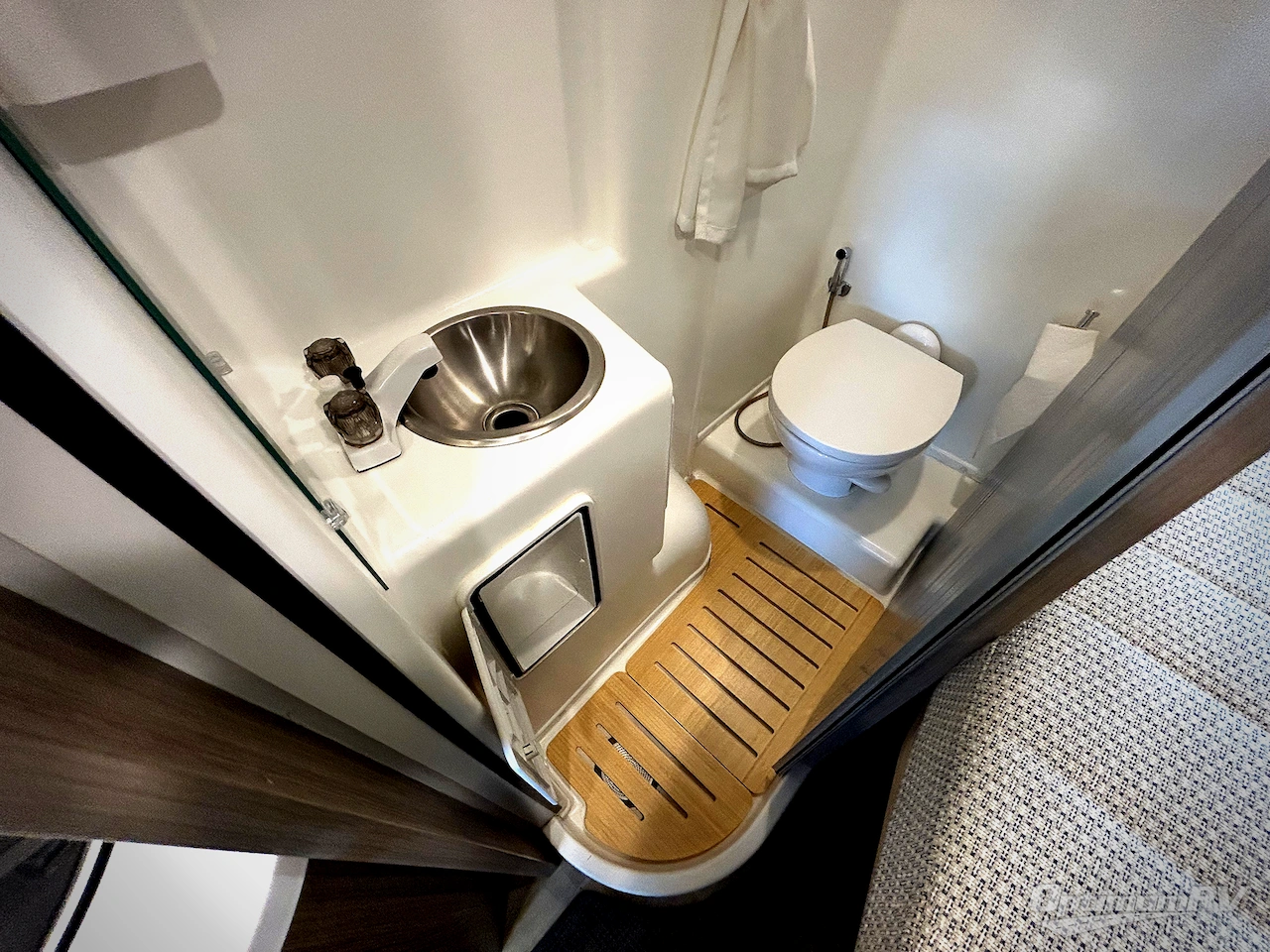 2021 Winnebago Travato 59GL Photo 18