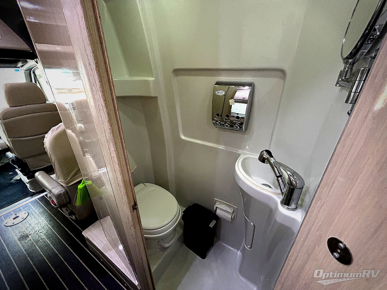 2014 Airstream Interstate Interstate Ext Lounge Photo 11