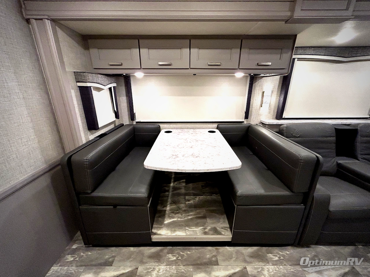 2023 Thor Challenger 37FH Photo 9