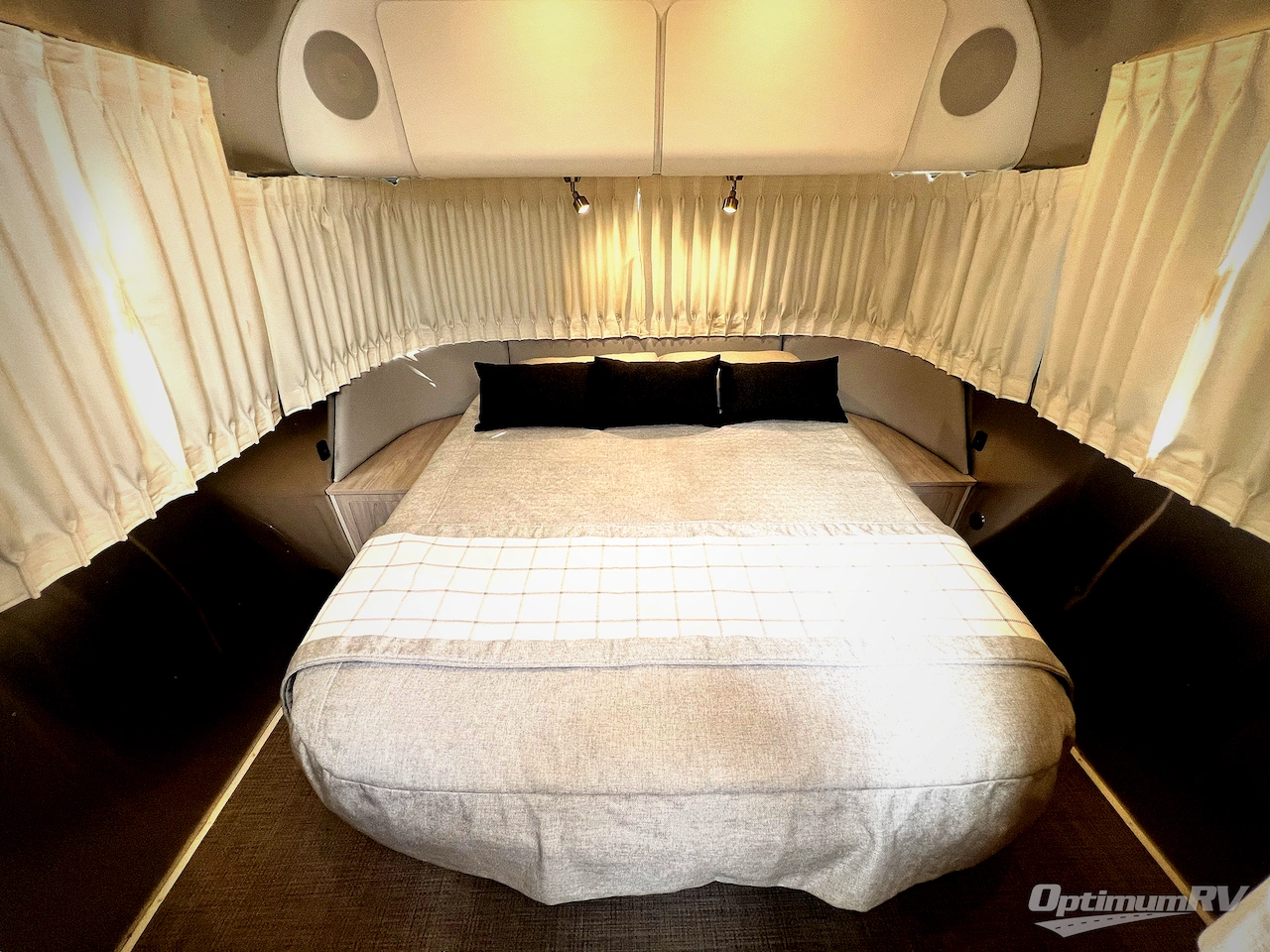 2021 Airstream Globetrotter 27FB Photo 16