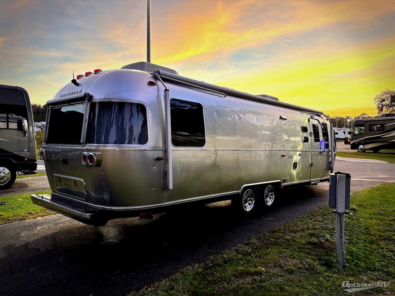 2023 Airstream Classic 30RB Photo 2