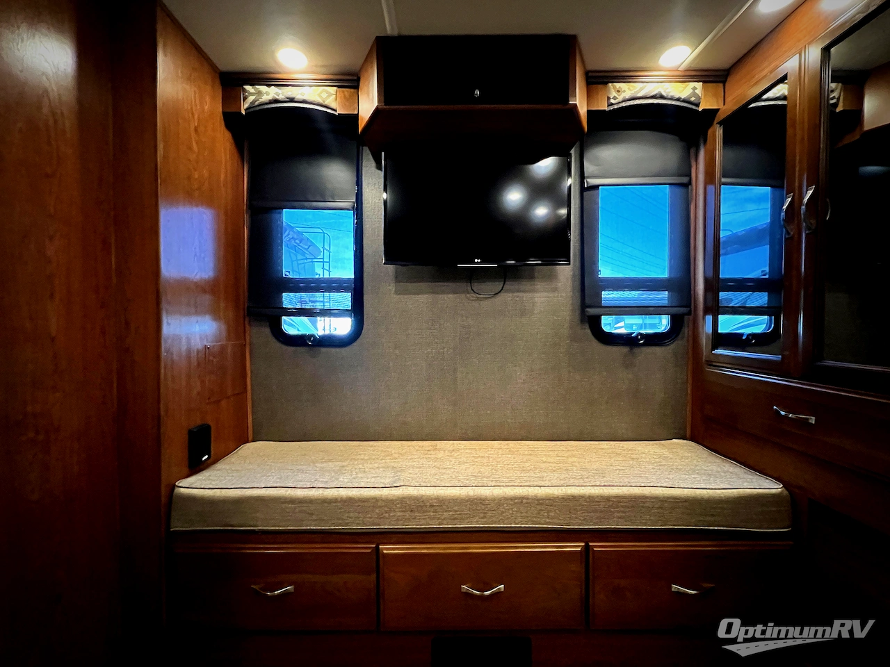 2017 Fleetwood Pace Arrow 35E Photo 18