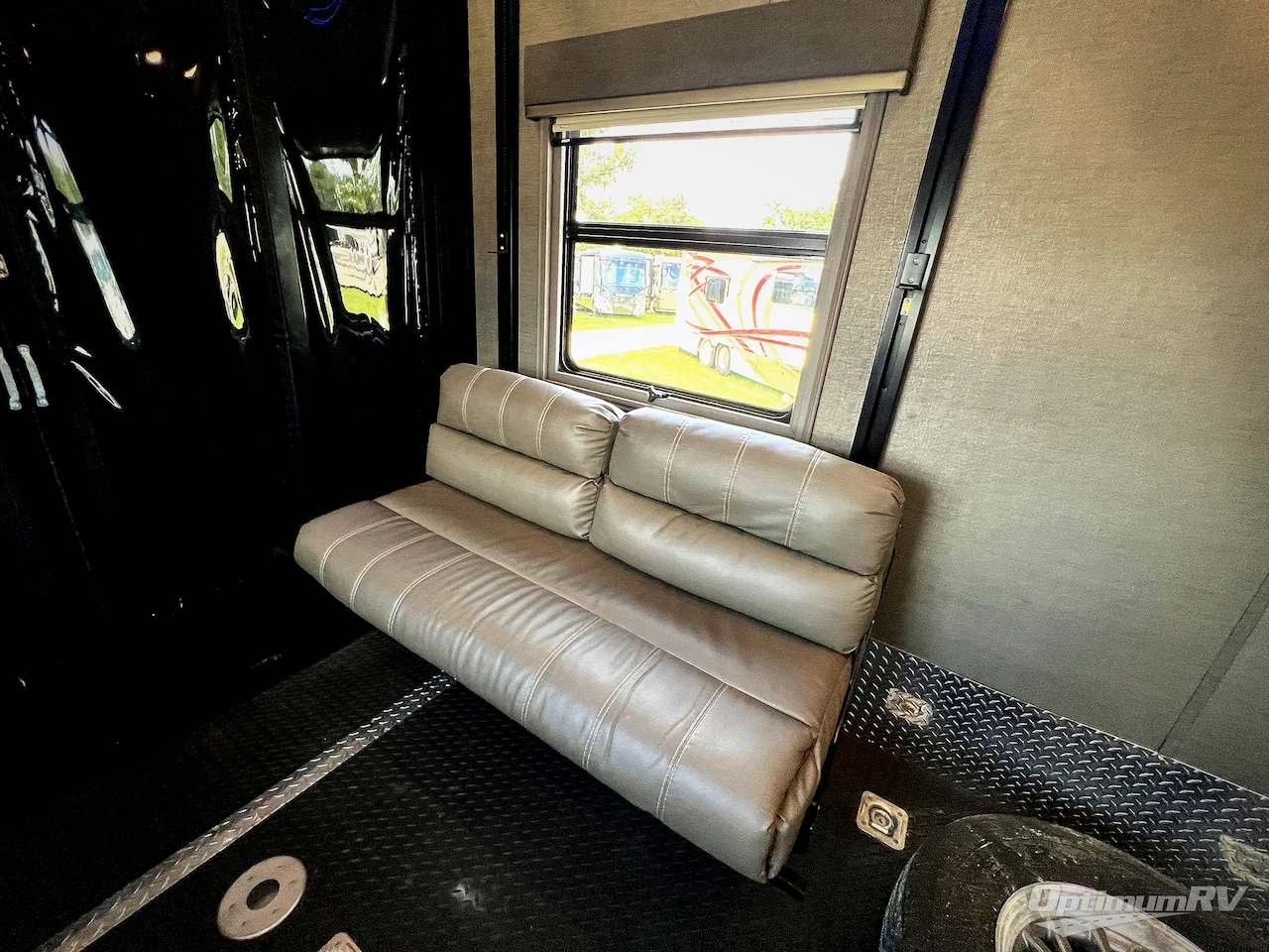 2019 DRV Luxury Suites FullHouse JX450 Photo 18
