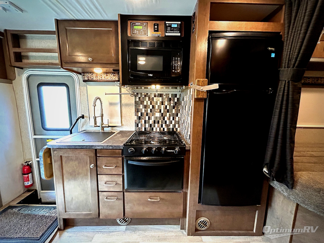 2018 Winnebago Fuse 23T Photo 3