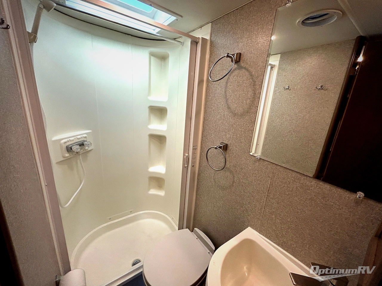 2018 Winnebago Fuse 23T Photo 14