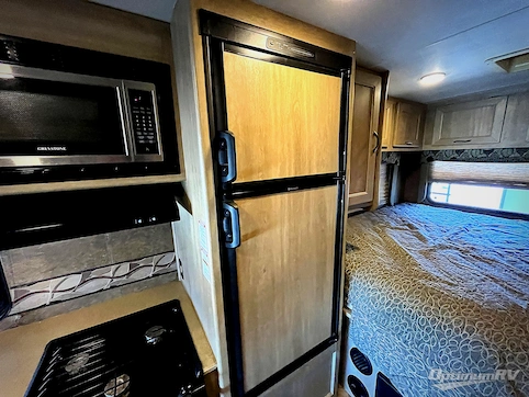 2016 Coachmen Freelander 21QB  Ford 350 RV Photo 4