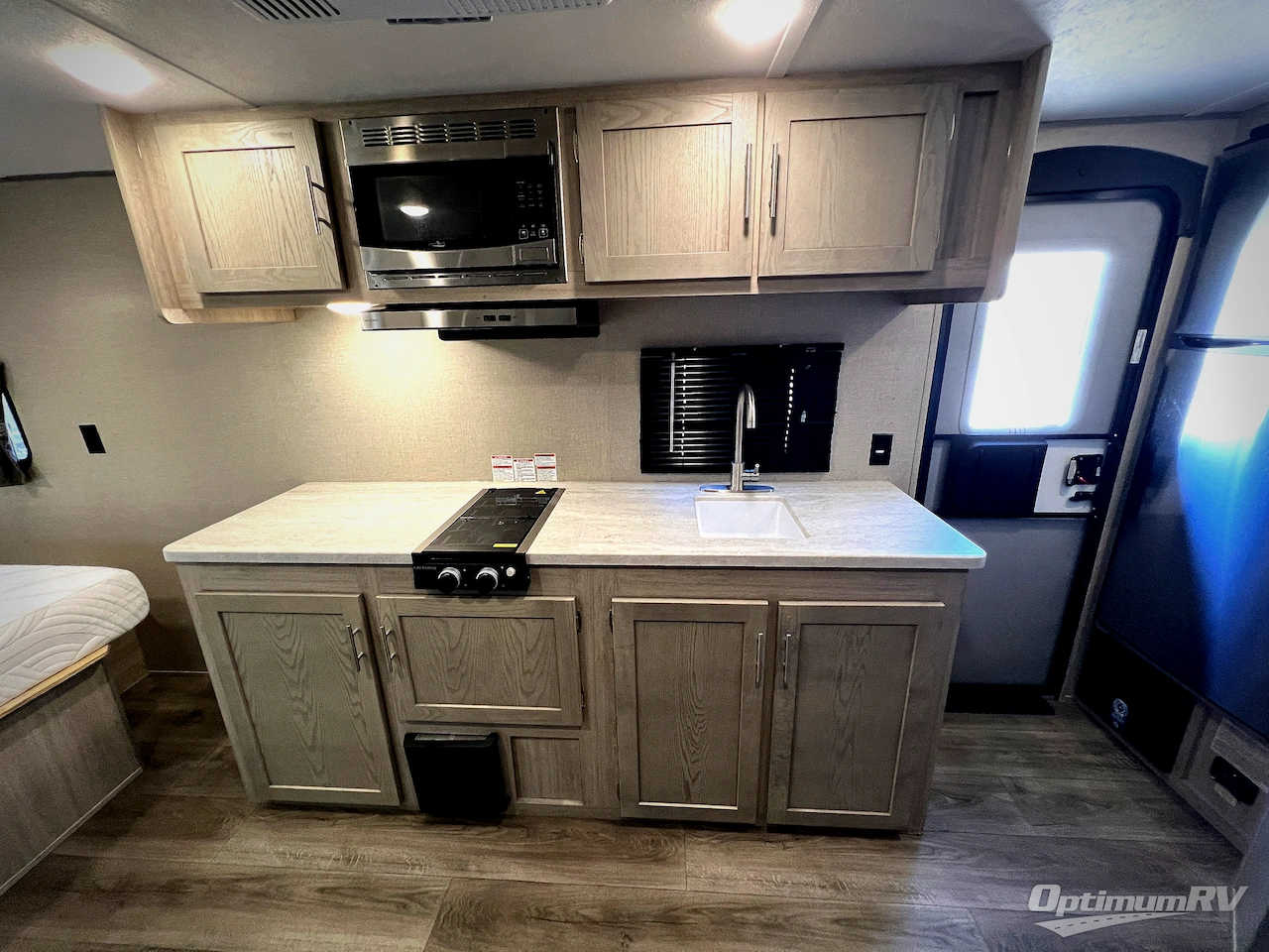 2023 Coachmen Catalina Summit Series 7 184FQS Photo 9