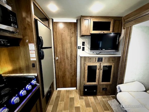 2020 Dutchmen Coleman Light 1805RB RV Photo 4