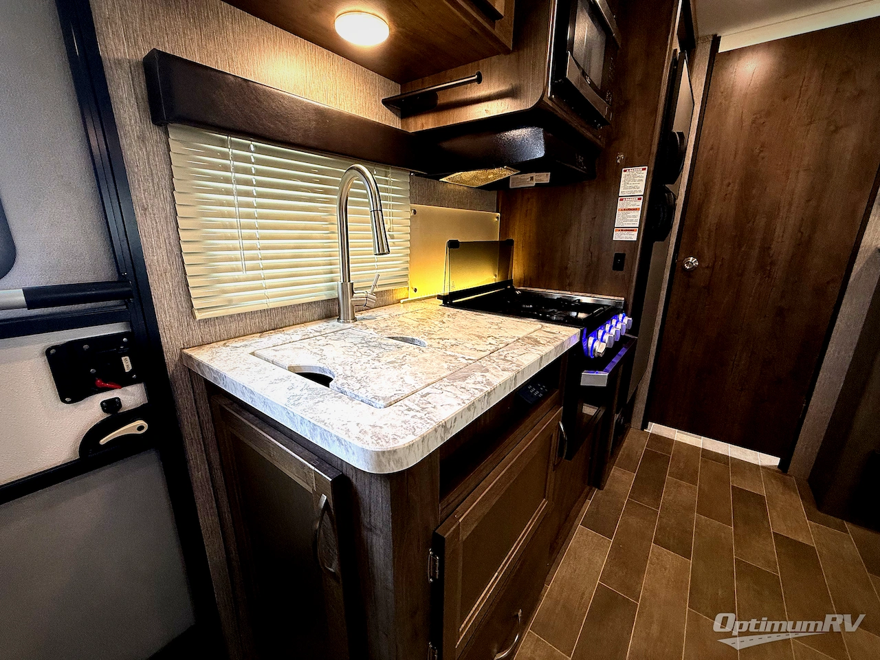 2020 Dutchmen Coleman Light 1805RB Photo 12