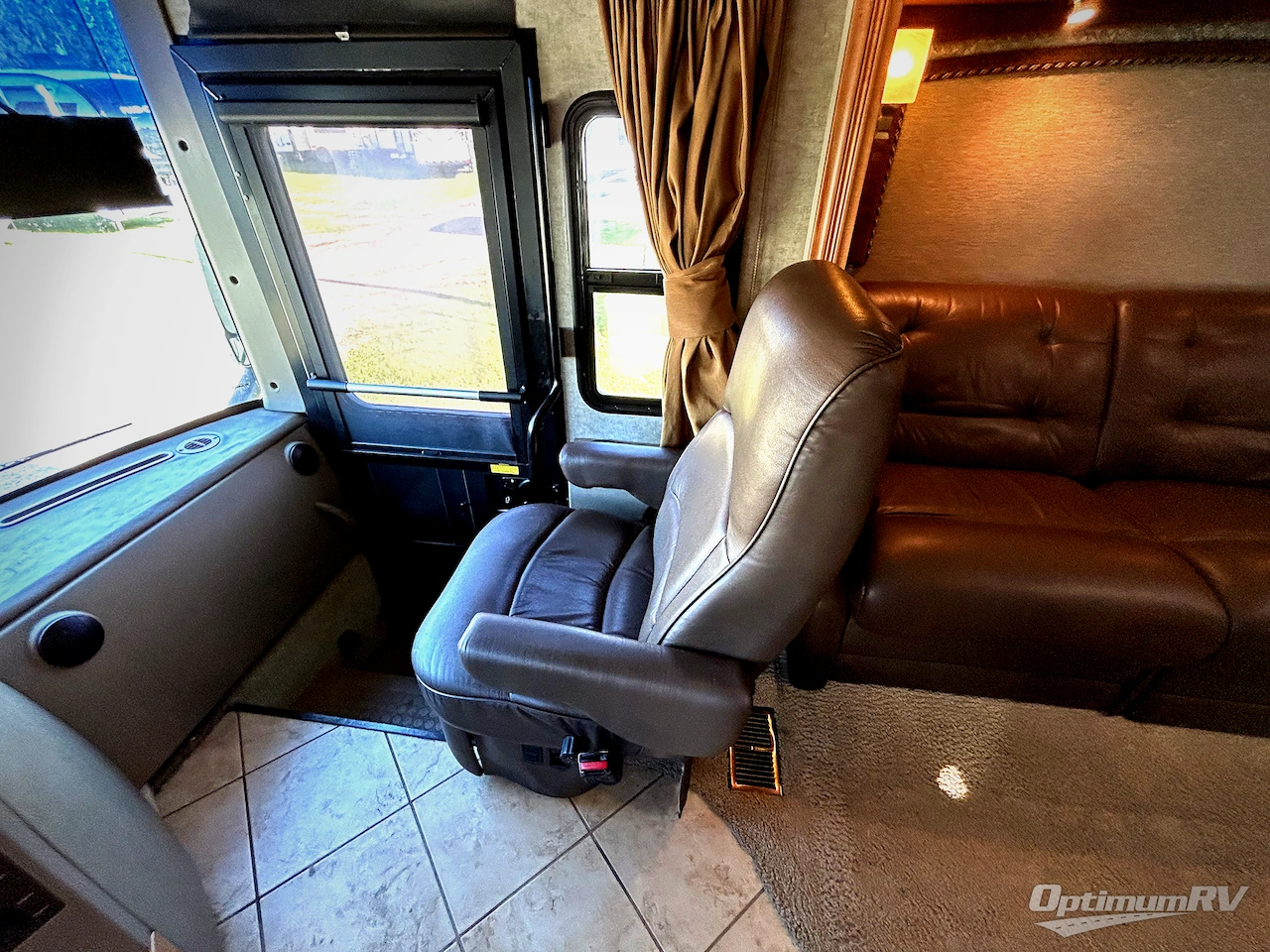 2008 Winnebago Tour 40WD Photo 9