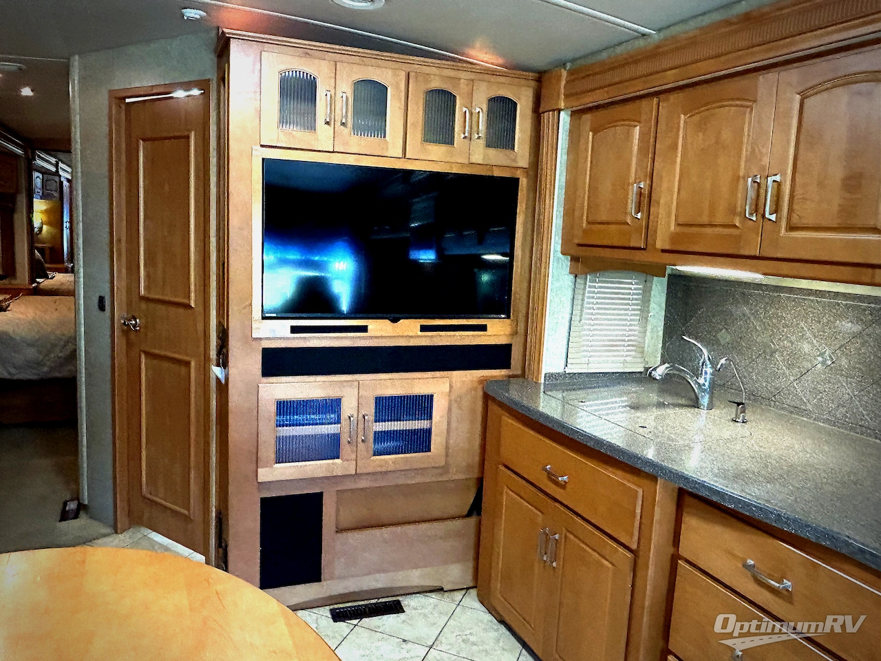 2008 Winnebago Tour 40WD Photo 13