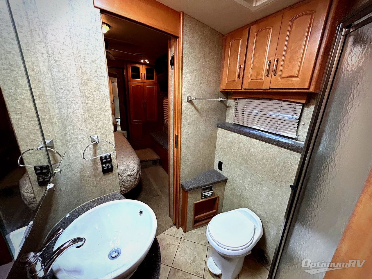 2008 Winnebago Tour 40WD Photo 17