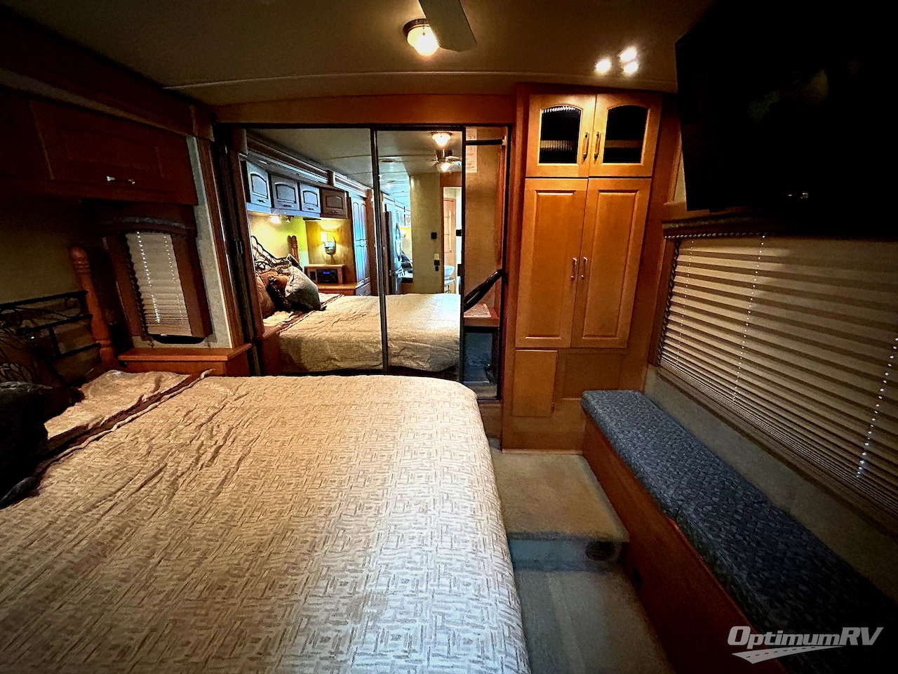 2008 Winnebago Tour 40WD Photo 20