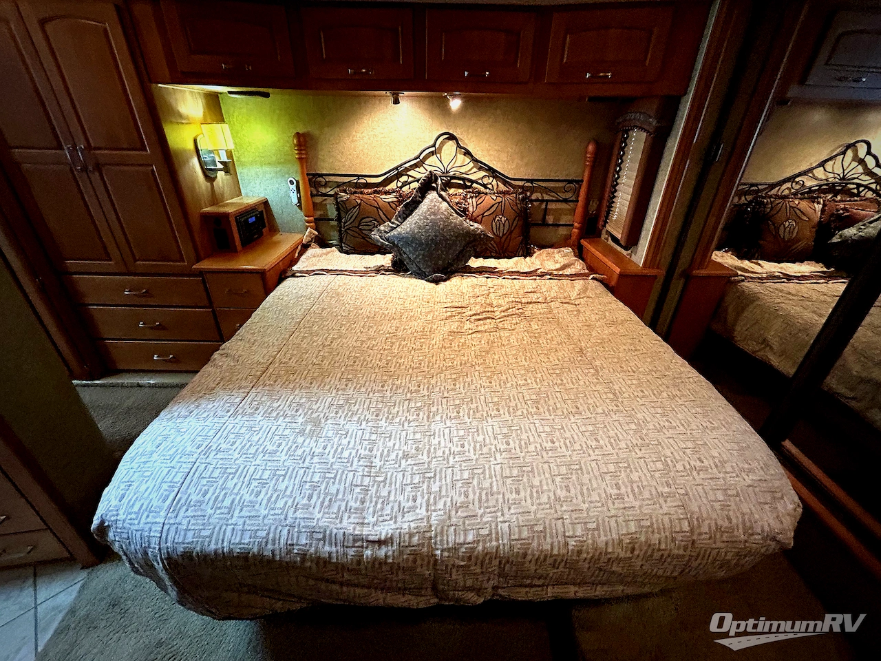 2008 Winnebago Tour 40WD Photo 21