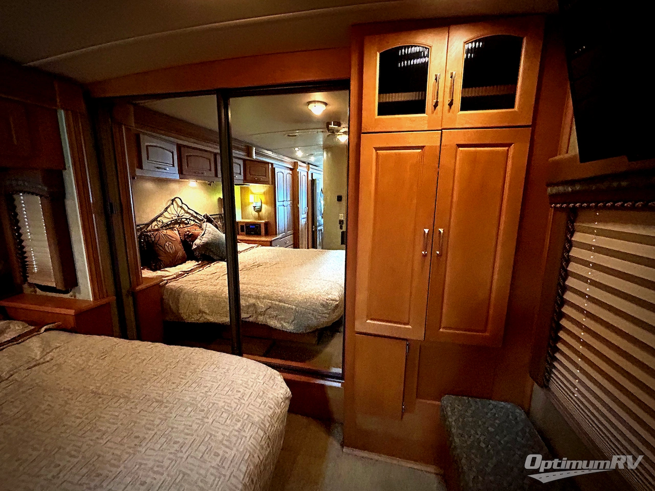 2008 Winnebago Tour 40WD Photo 23