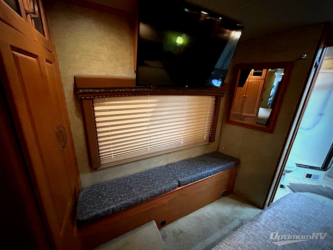 2008 Winnebago Tour 40WD Photo 24