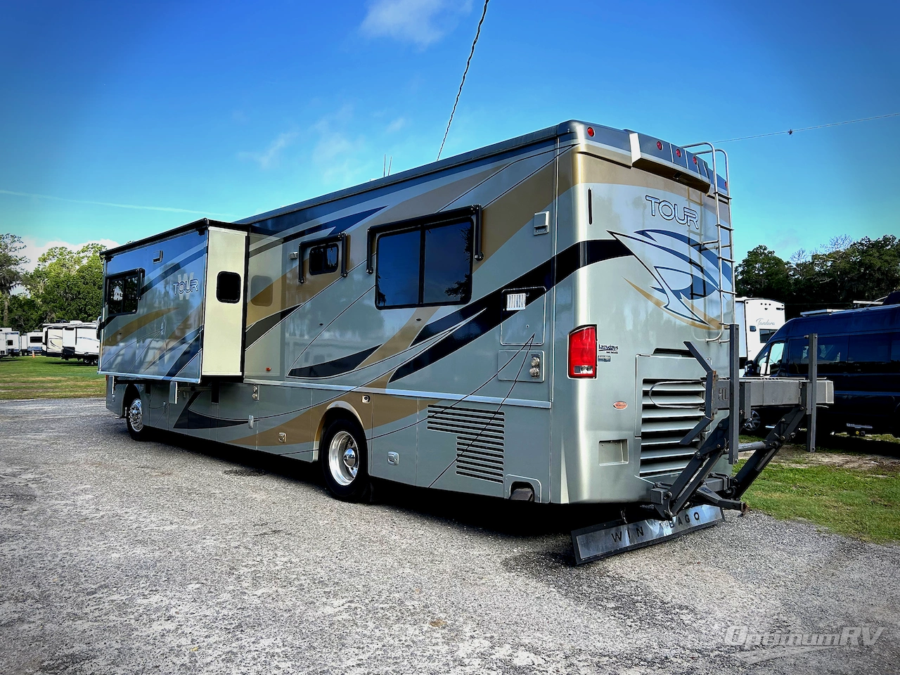 2008 Winnebago Tour 40WD Photo 3