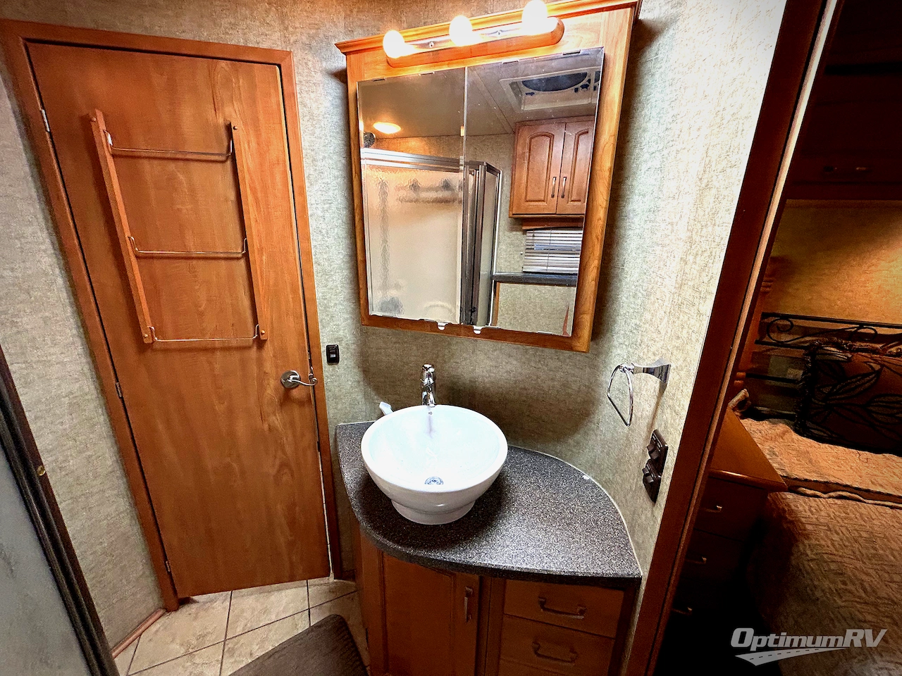 2008 Winnebago Tour 40WD Photo 18