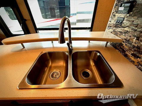 2016 Winnebago Vista LX 36Y RV Photo 3