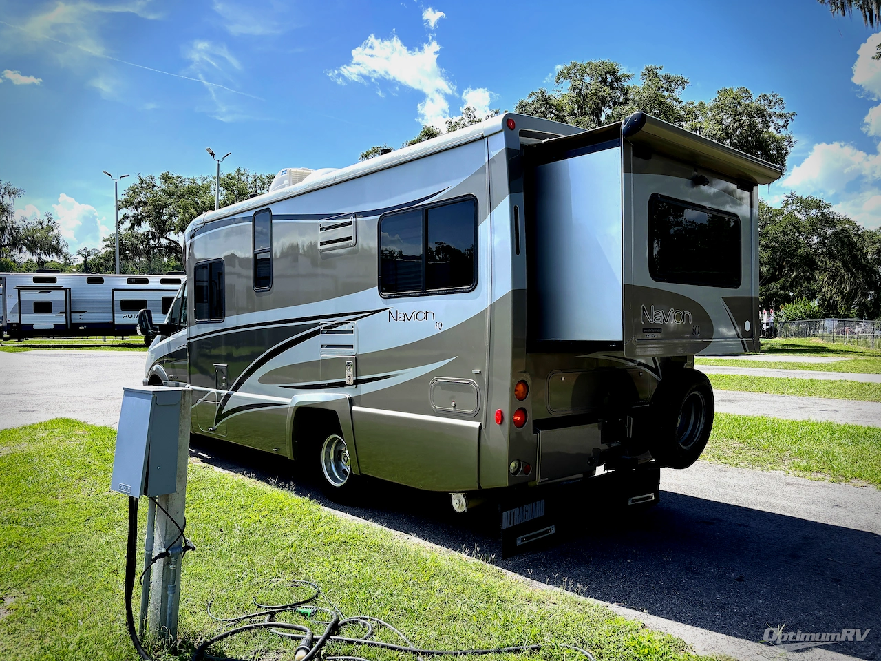 2009 Itasca Navion IQ 24DL Photo 3