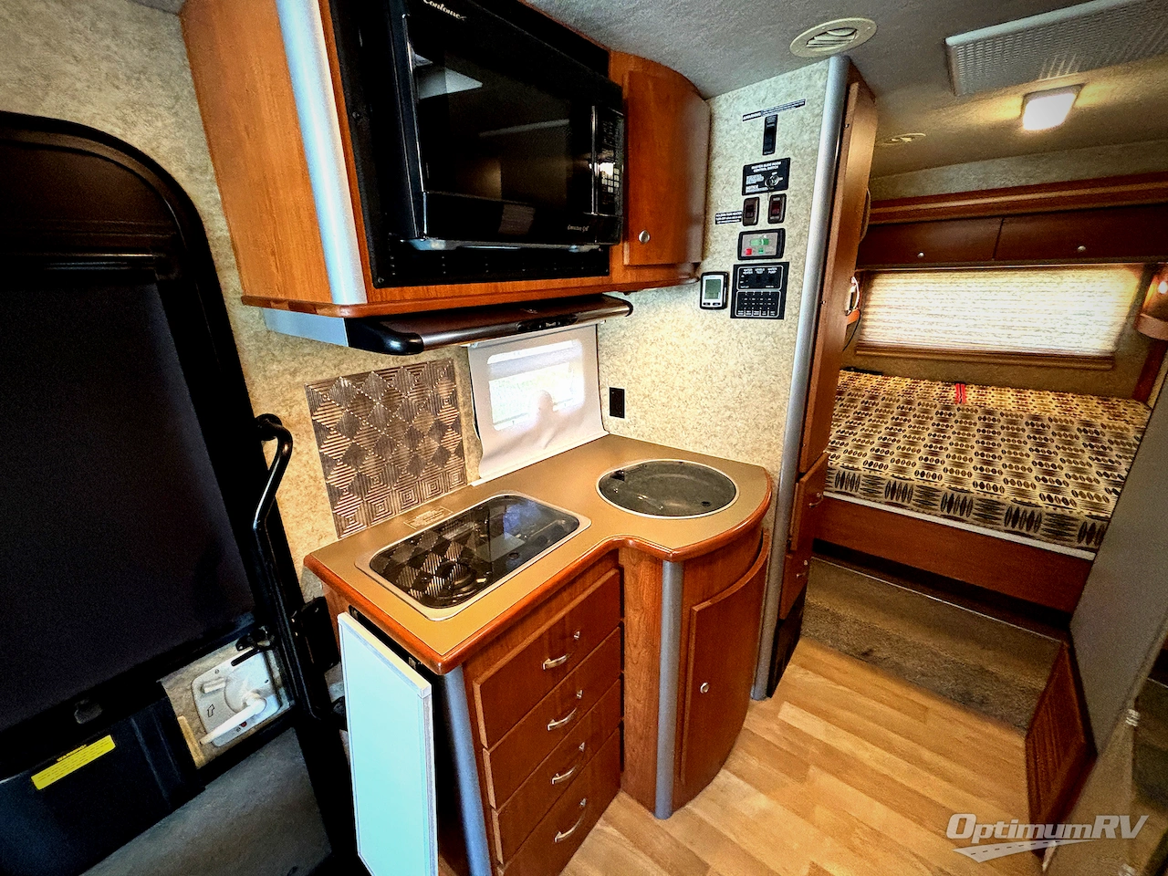 2009 Itasca Navion IQ 24DL Photo 6