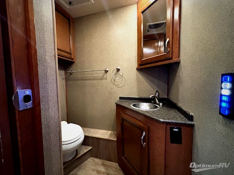 2018 Fleetwood Bounder 34S RV Photo 3