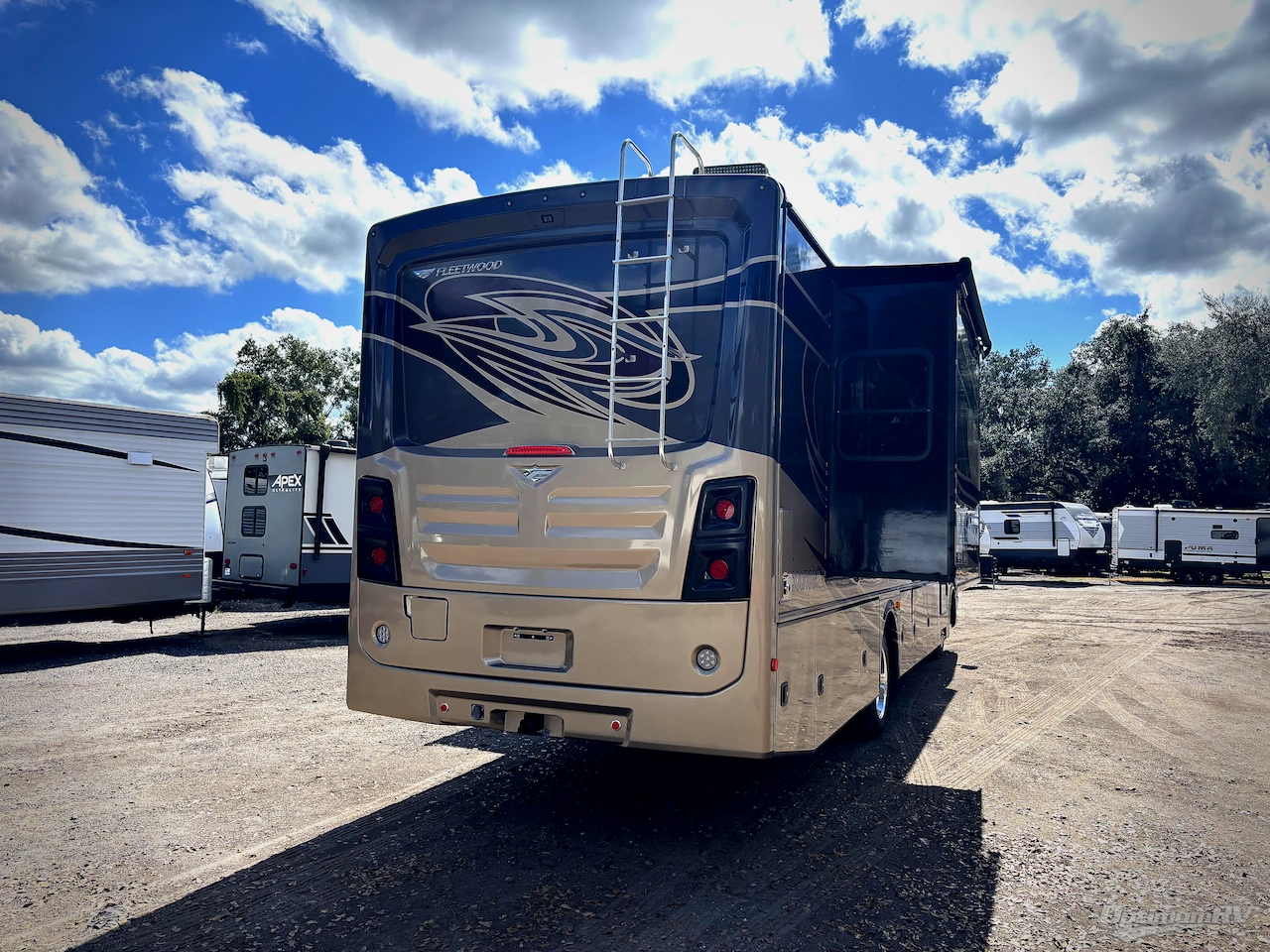 2018 Fleetwood Bounder 34S Photo 2