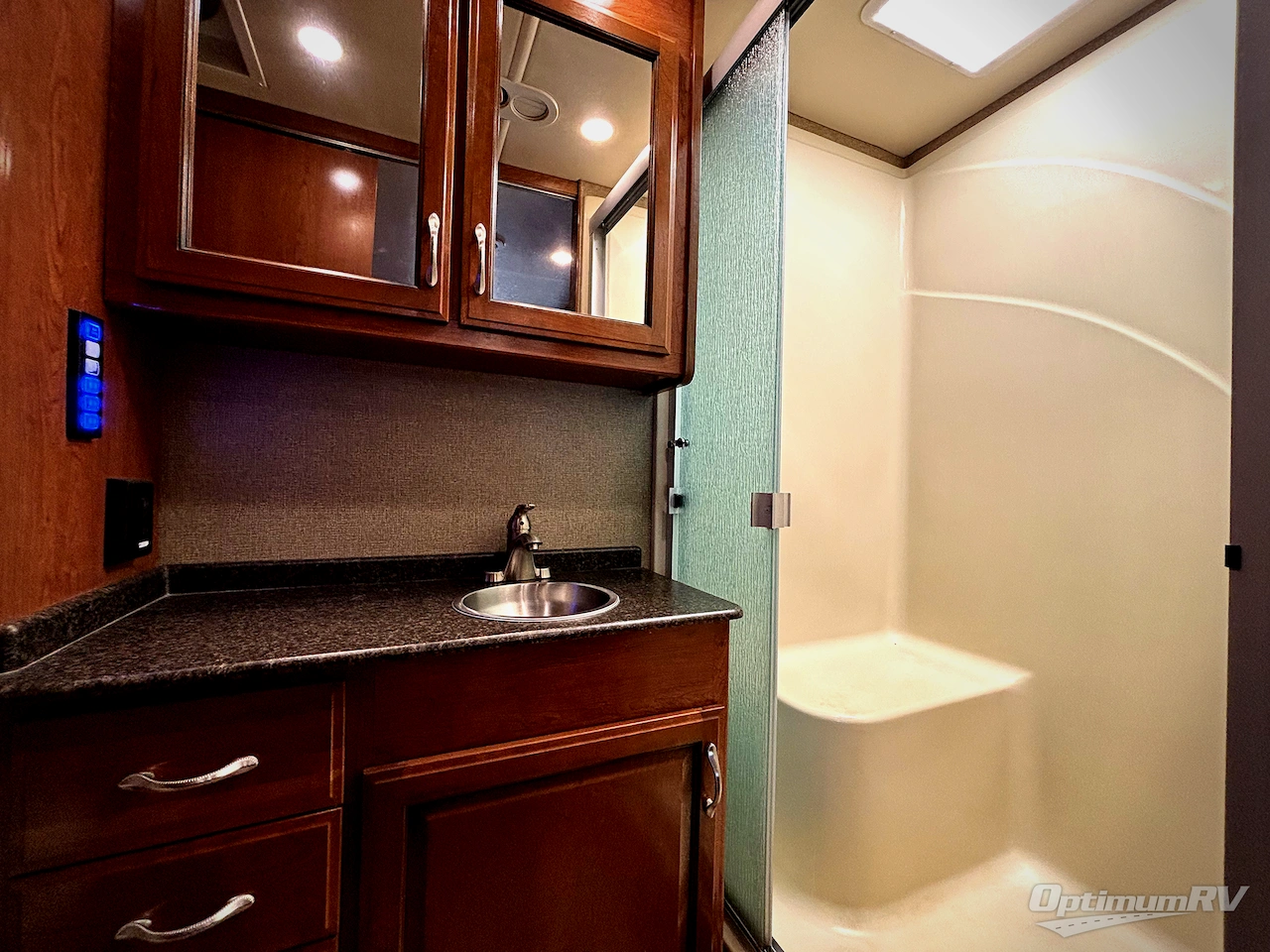 2018 Fleetwood Bounder 34S Photo 9