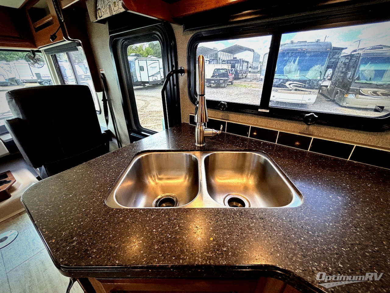 2018 Fleetwood Bounder 34S Photo 18