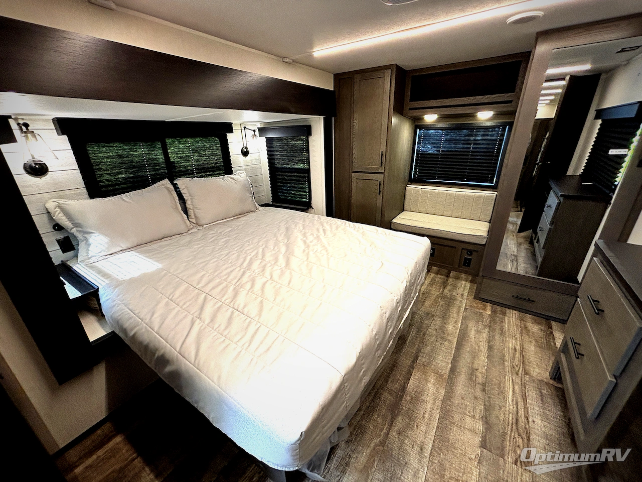 2025 Forest River Cherokee Arctic Wolf Suite 3750SUITE Photo 7