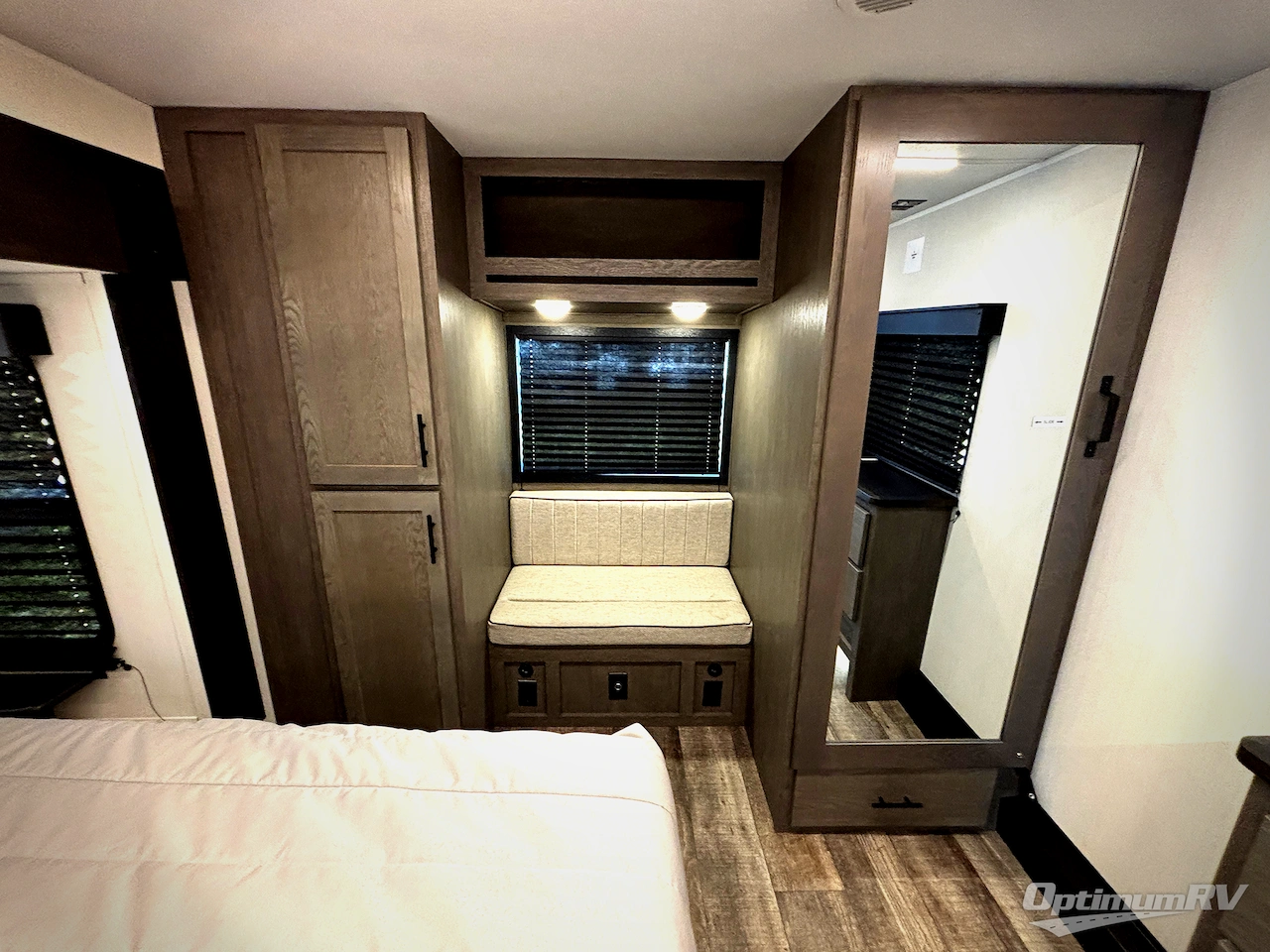 2025 Forest River Cherokee Arctic Wolf Suite 3750SUITE Photo 9