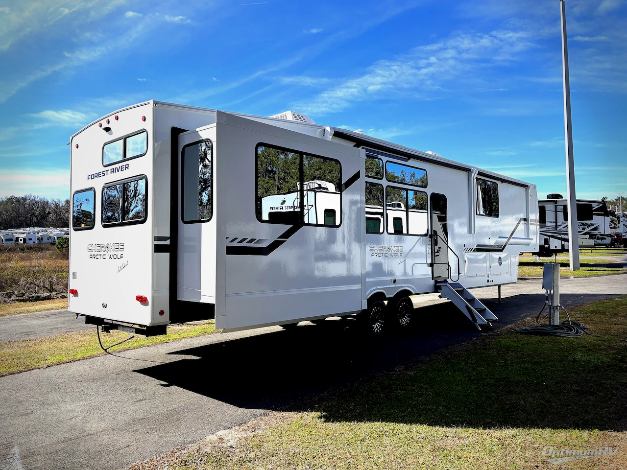 2026 Forest River Cherokee Arctic Wolf 38LEAH.G Photo 2