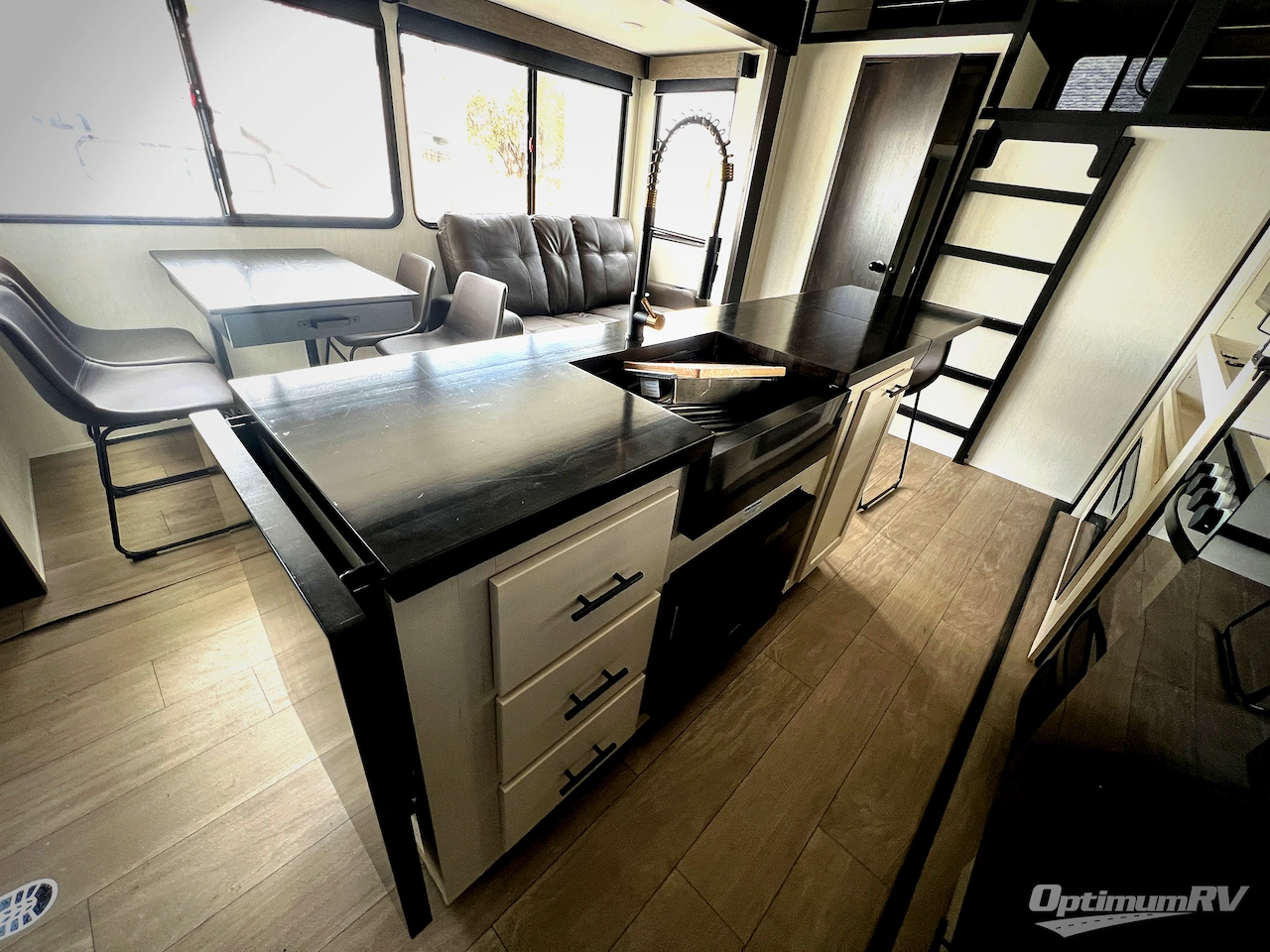 2026 Forest River Cherokee Arctic Wolf 38DST Photo 9