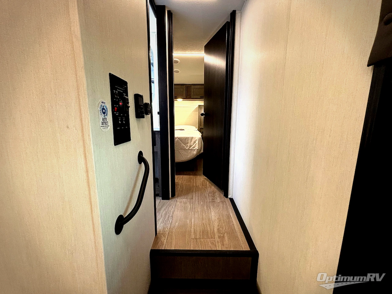 2026 Forest River Cherokee Arctic Wolf 285OPT Photo 7